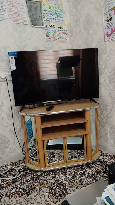 Brando smart 43 talik televizor sotiladi podstavkasi bilan
