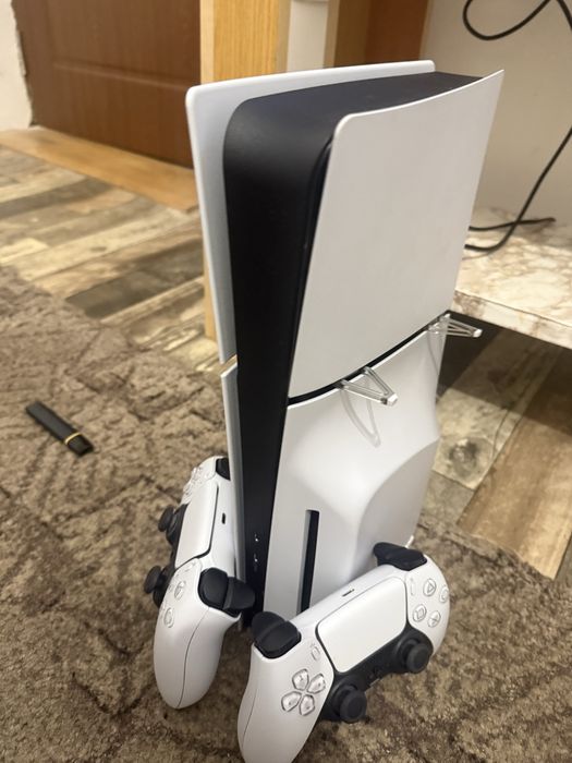 Vand PS5-1tb cu doua manete plus Fc26