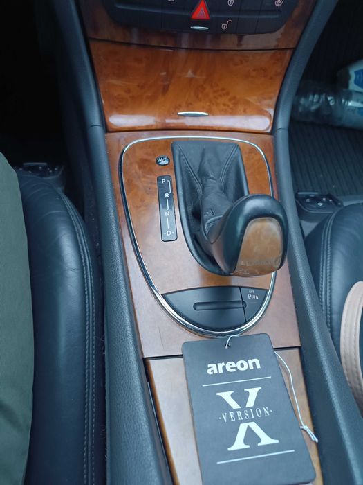 Автомобил Mercedes E320