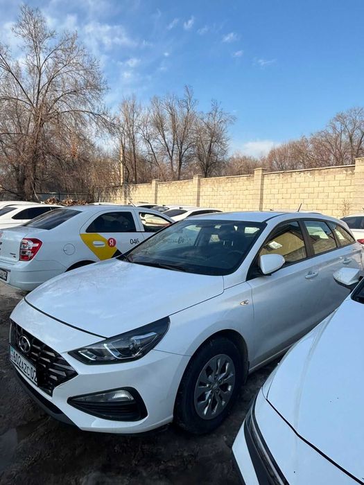 Таксопаркке жүргізушілер қажет.