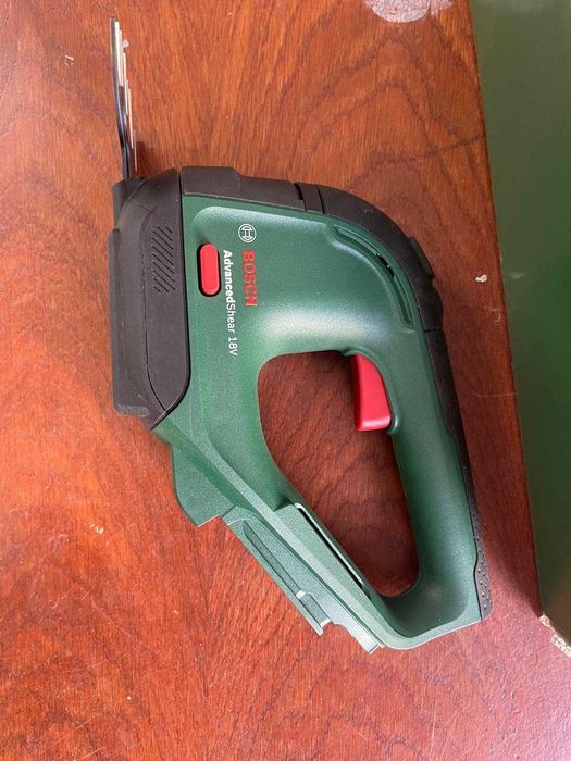 Foarfecă iarbă Bosch AdvancedShear 18V-10 (fără baterie, tăie până la 85 m² pe o singură încărcare a bateriei)