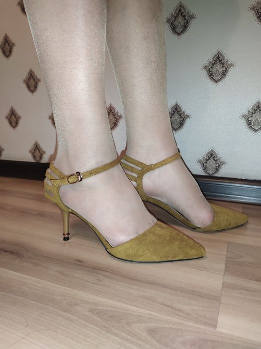 Красивые, замшевые босоножки на каблуках.