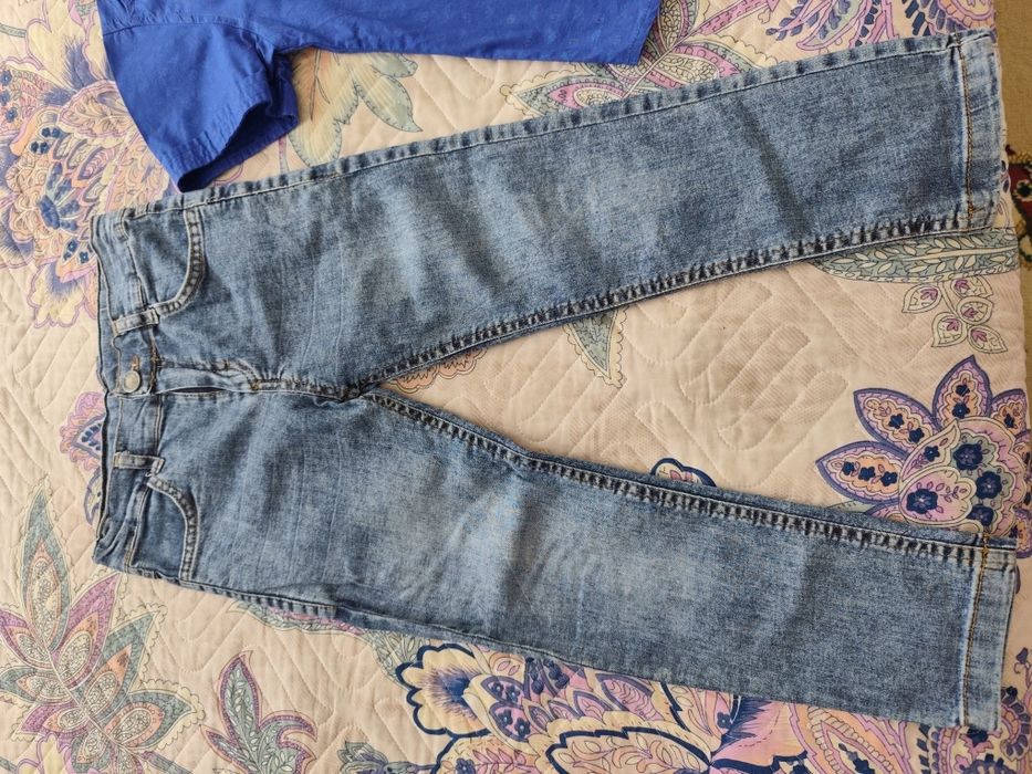 Детская рубашка и джинсовые штаны