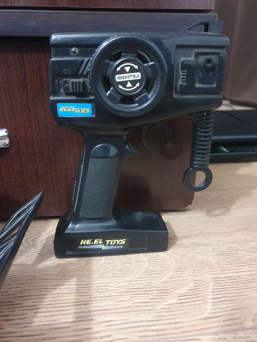 Masina cu telecomanda cu acumulatori (puternici) re.el toys