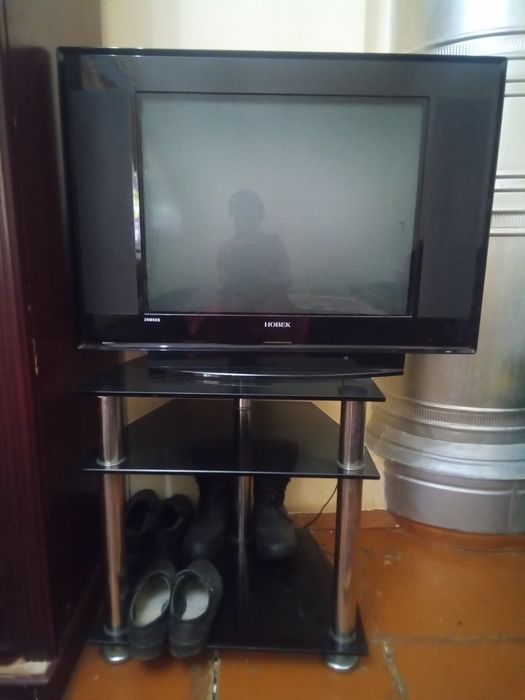 Televizor va pastavka