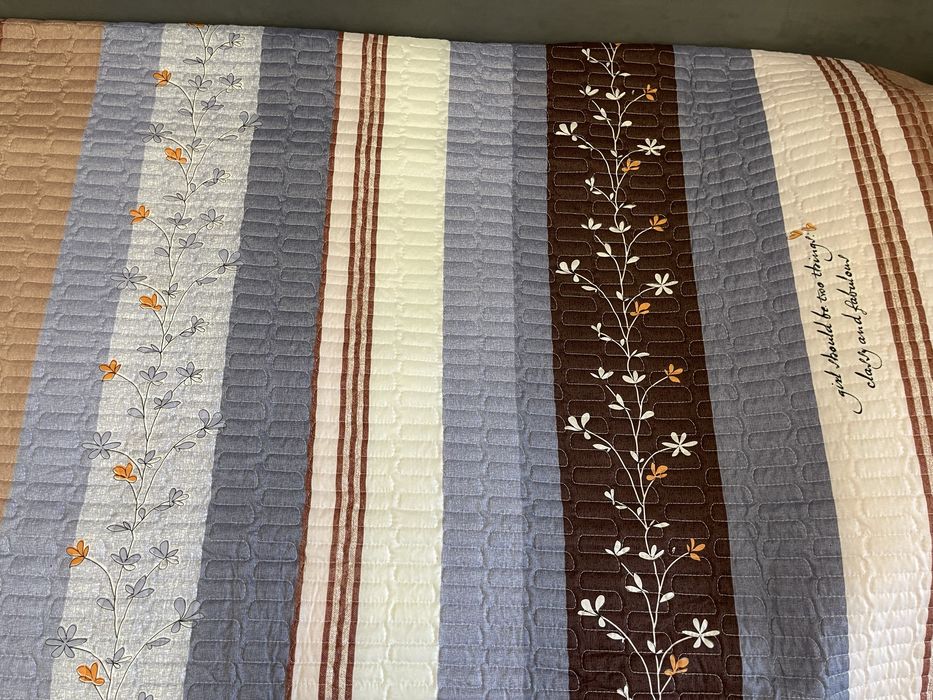 Новое стёганое двустороннее покрывало на кровать размером 210 на 135
