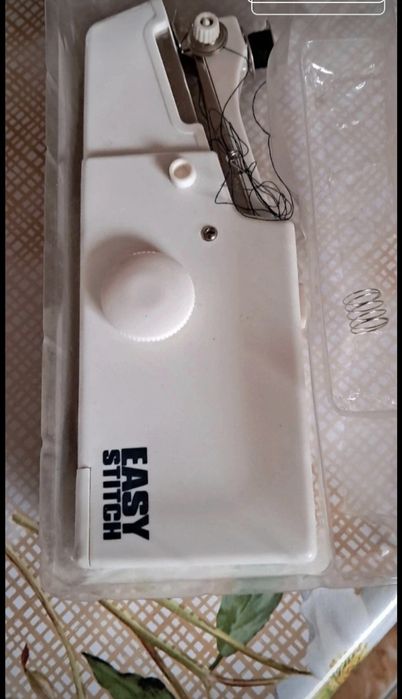 Mașina de cusut pe baterii