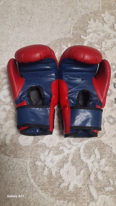 Боксёрские перчатки.