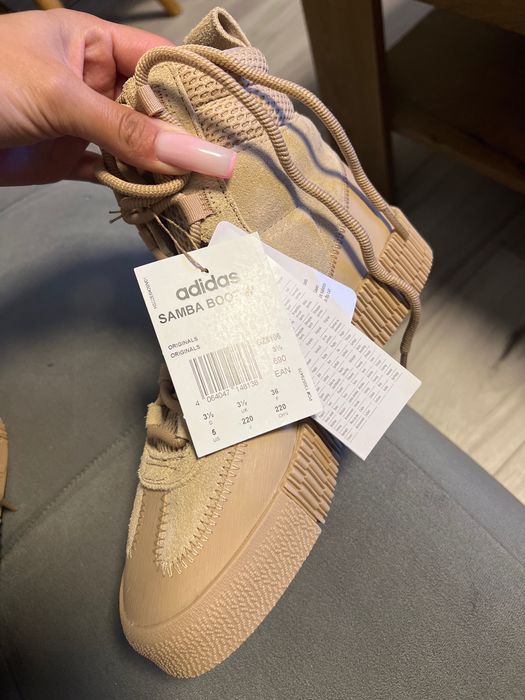 Сникърс и на Адидас