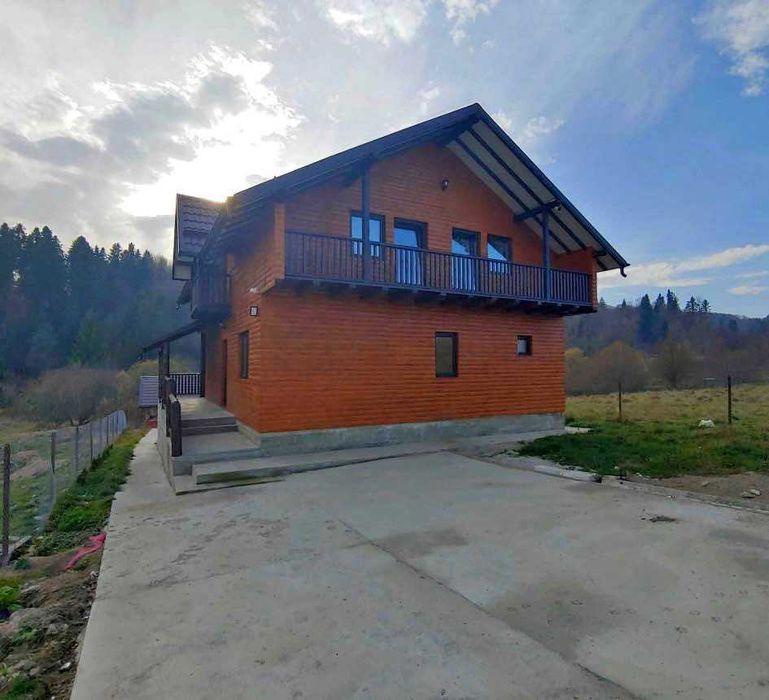Cabană de Vânzare – Recent Renovată