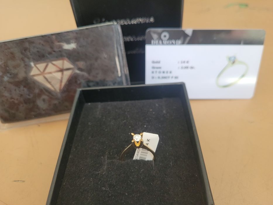 Золотые кольца с бриллиантом