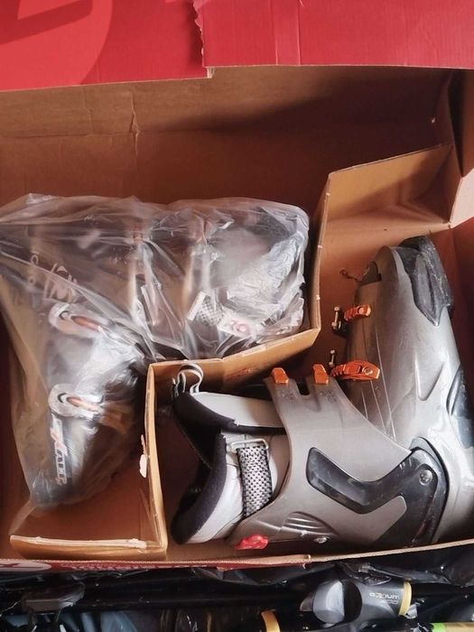 Ски оборудване: Ски, автомати, обувки, каска и очила