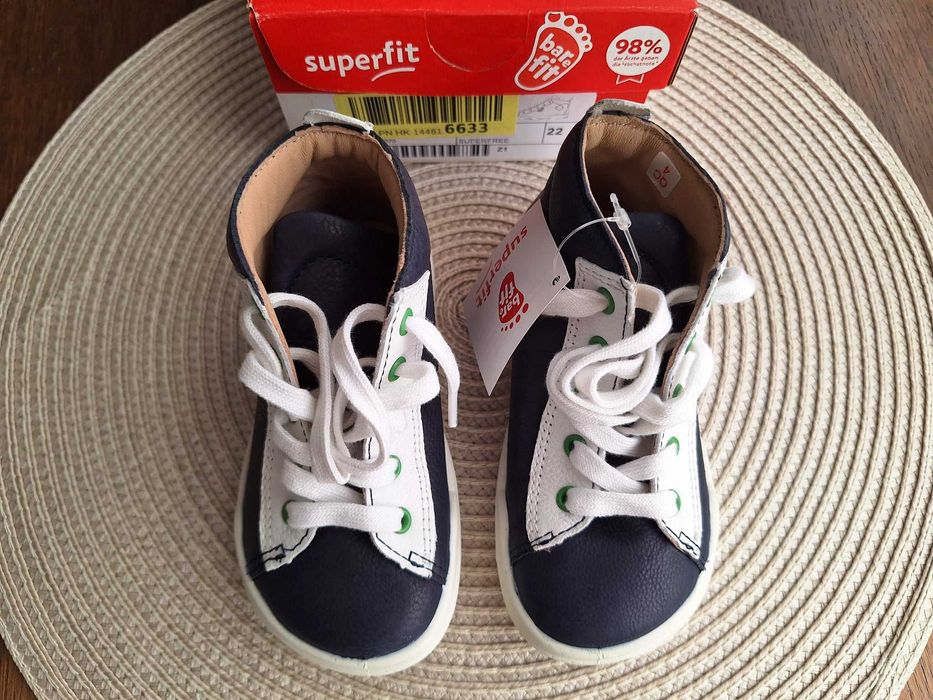 Боси есенни обувки Superfit за прохождащо бебе