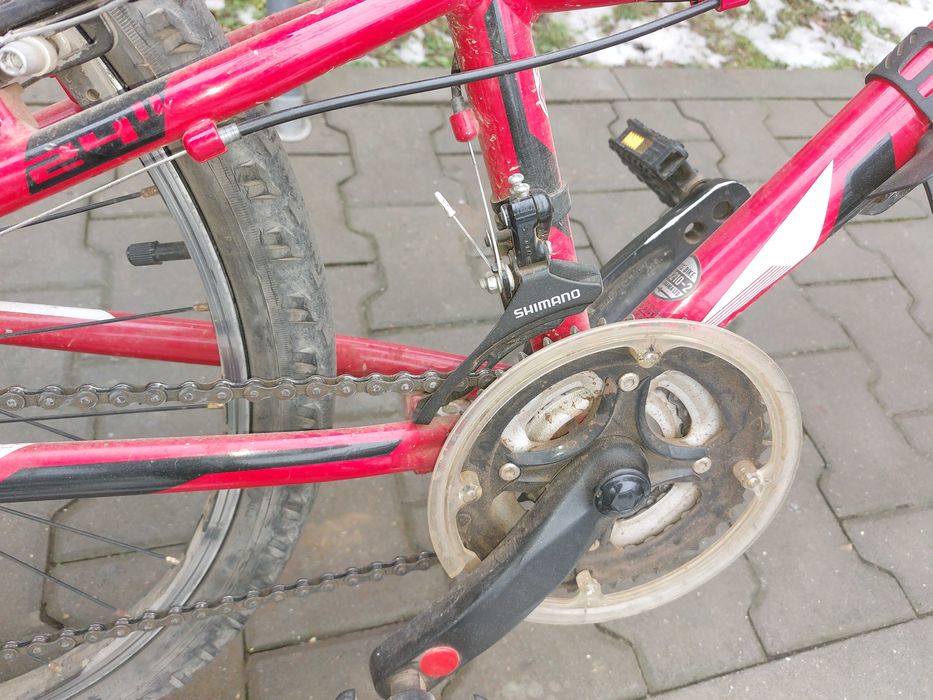 Bicicleta mountain bike de culoare roșie de vanzare