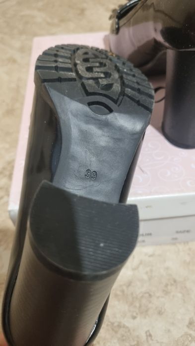 Обувки на висок ток и платформа