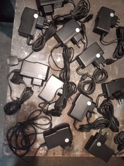 Зарядни за телефони.