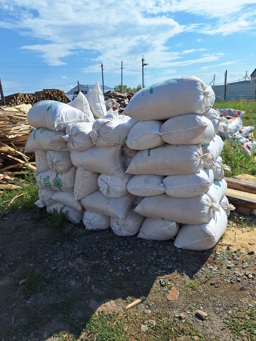 Опилка, дрова, дрова в мешках.
