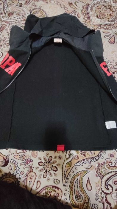 Продам удлиненную ветровку нм девочку