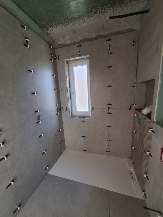 Interioare, tavane Rigips, vopsit cu pompa