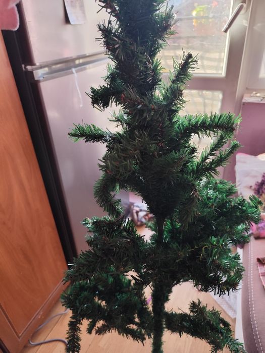 Коледна елха със шишарки и стойка