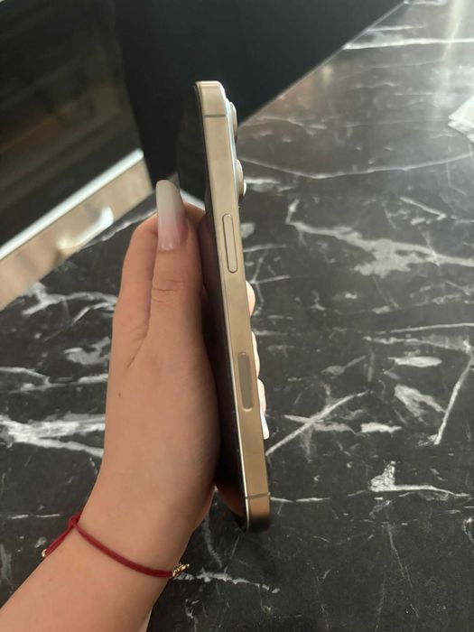 Vând iphone 16 pro