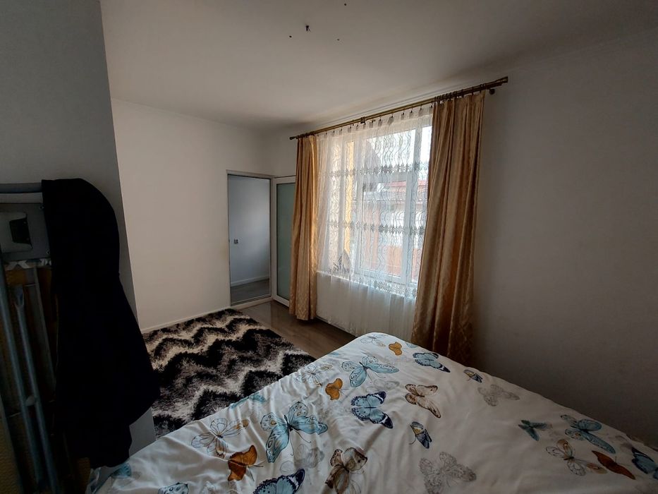 Proprietar vand casa la sol , 2 camere , compl utilat si mobilat 50mp