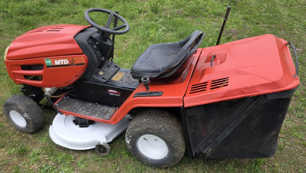 Tractor tractoras de tuns gazon iarba