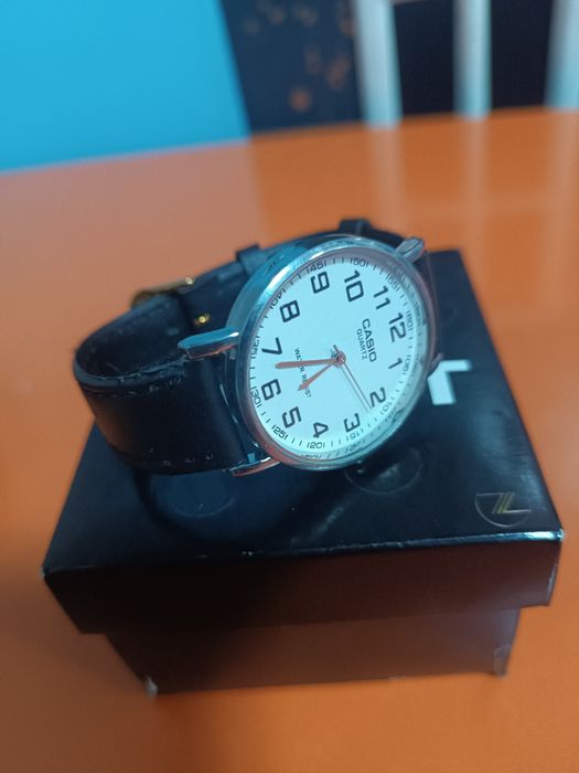 CASIO QUARTZ Soati  holati yangi karobkasi bor