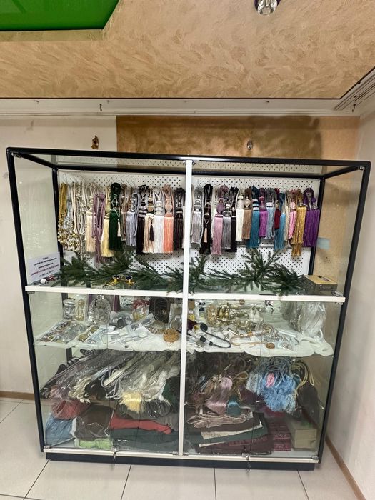 продается витрина стеклянная
