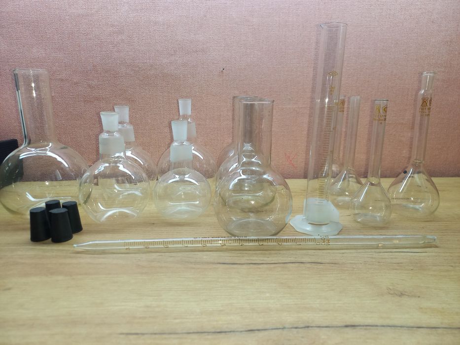 Колбы ,мерные стаканы