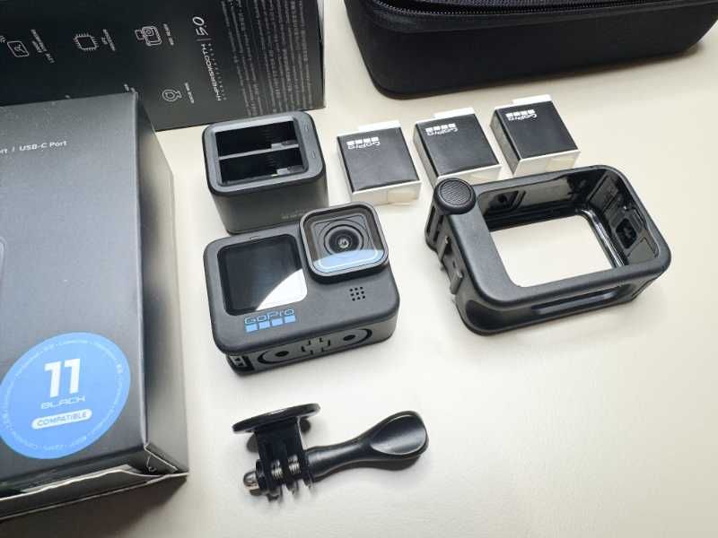 GoPro Hero 11 Black, combo + Media Mod si accesorii