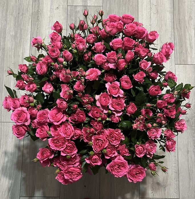 Розы кустовые большой букет