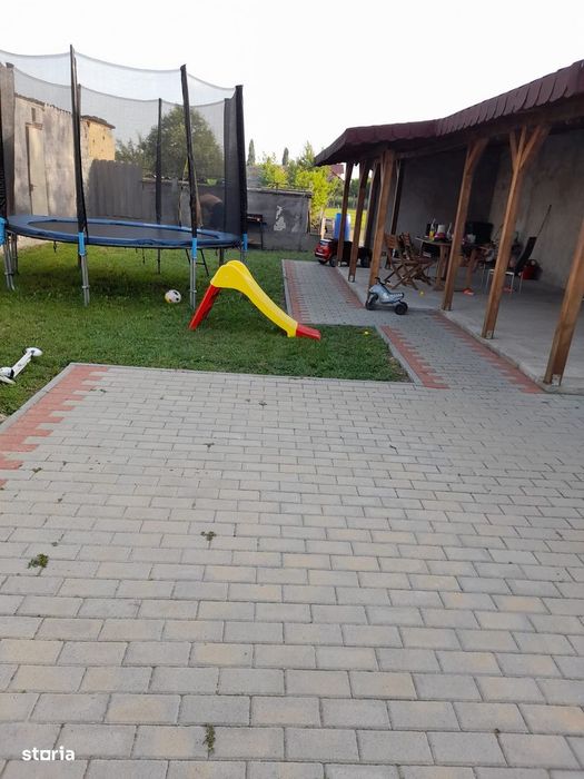 Casă cu 4 camere și curte spațioasă
