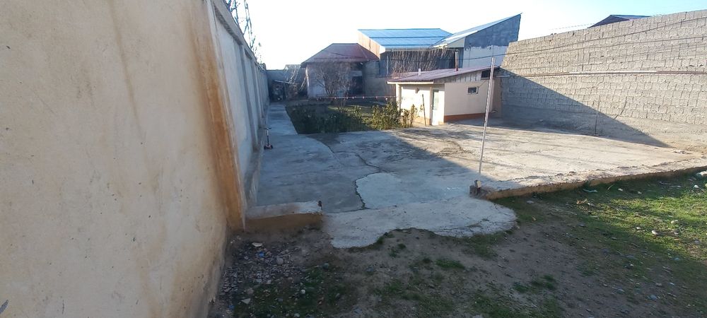 Шахар марказида катта ховли