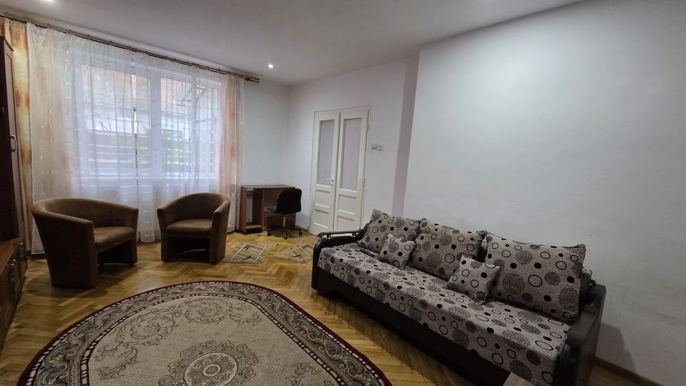 Inchiriez ap 2 camere, la casa  in zona semi-centrala