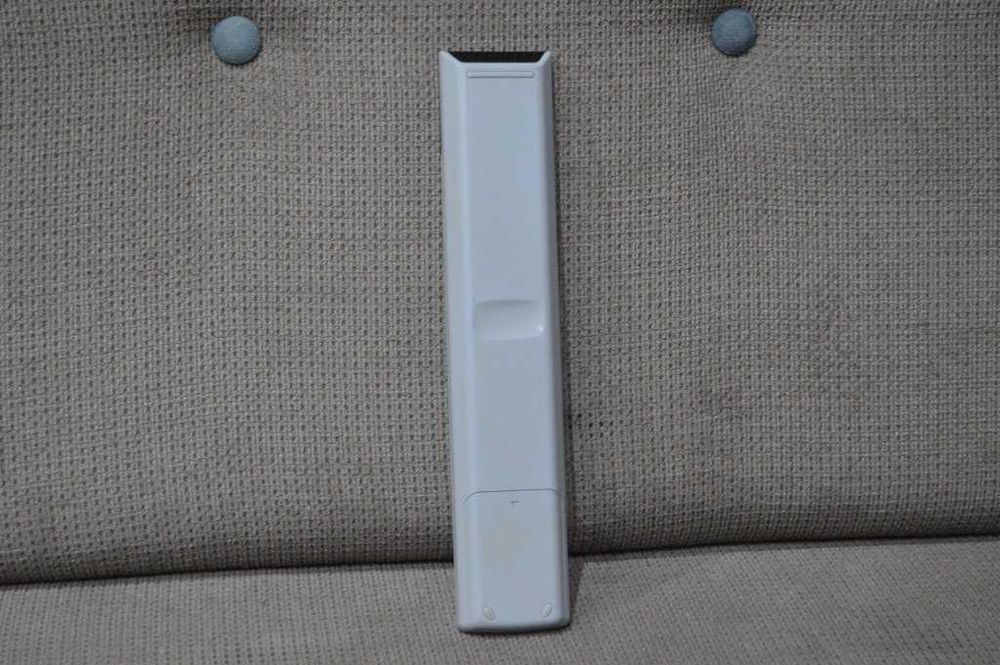 Telecomandă Originală Loewe Assist 2 (Cod 89950A10) cu Capac – Stare Bună
