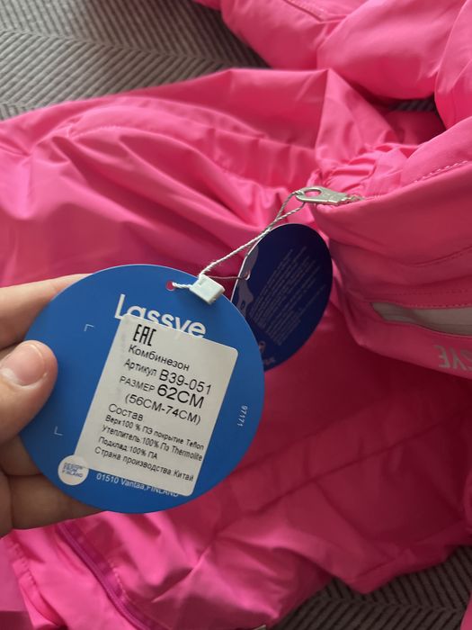 Продам осенний комбинезон новый LASSYE