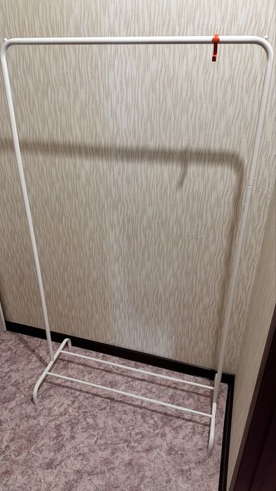 Продам напольную вешалку.