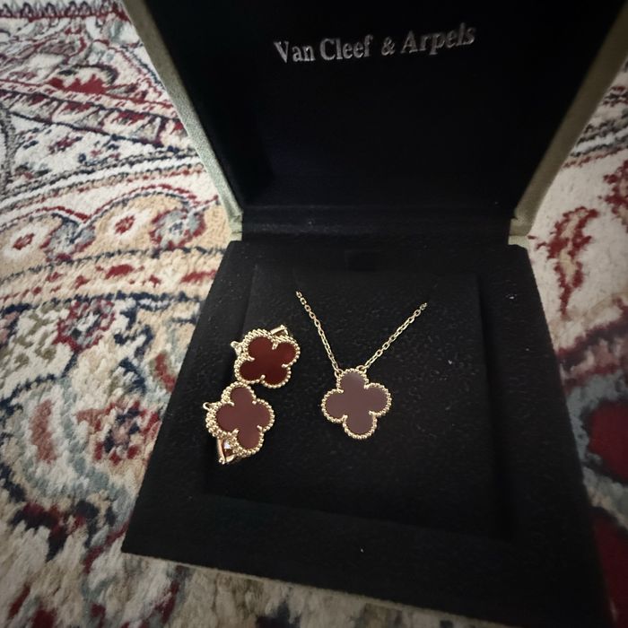 Кольцо.  И  серьги 750 пробы.