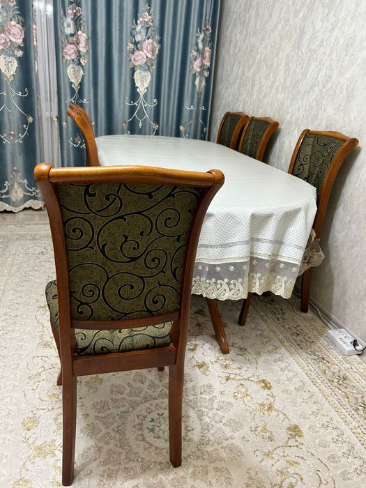 Стол со стульями для гостиной