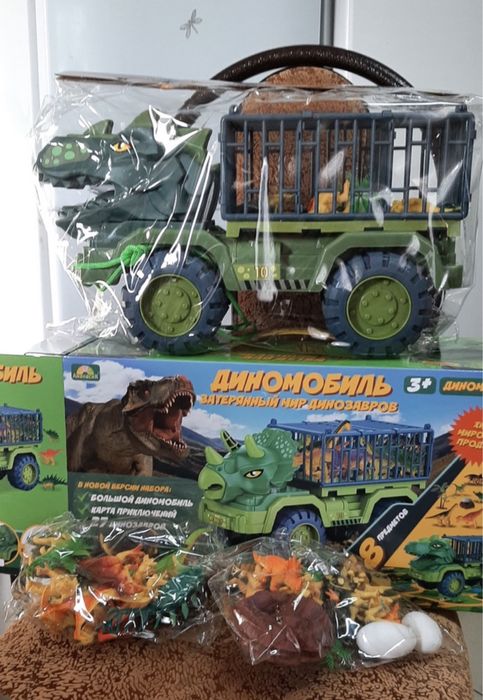 Игровой набор с динозаврами