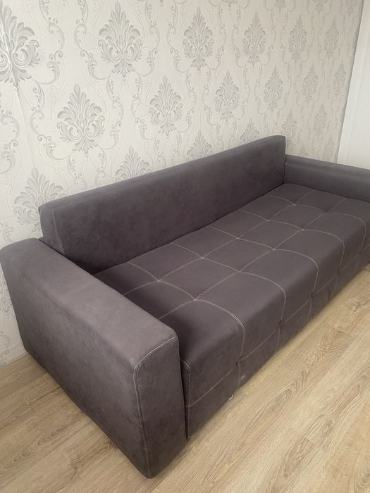Продается диван раздвижной с нишами для белья.
