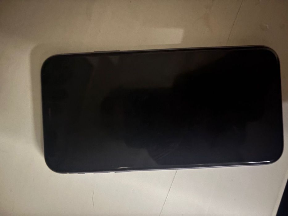 iphone 11(64gb).  .