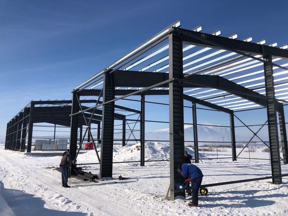 Vând structura stoc sau construiesc hala