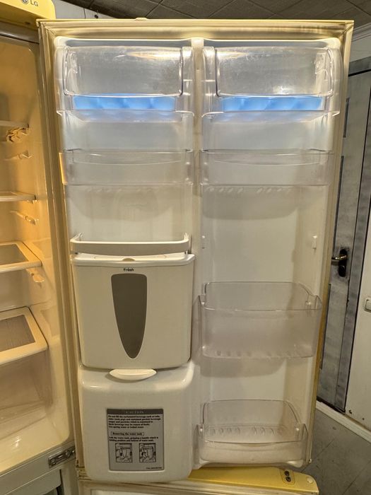 Рабочий холодильник LG