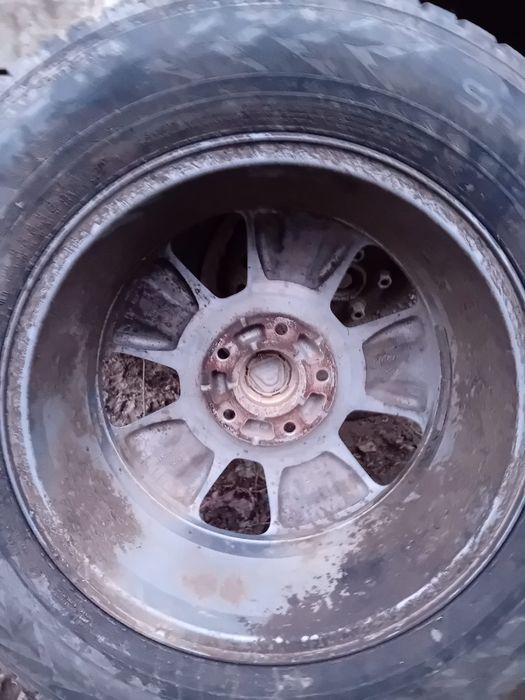 Jante 16” anvelope iarna 215 65 16 dacia duster pretul este / bucata