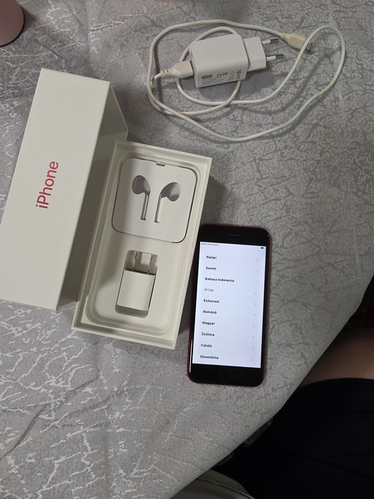 Продавам iPhone SE 2020 с 64GB