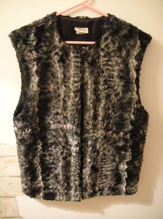 Vesta blana artificiala,mar 36/10,merge 38/40,noua fara eticheta