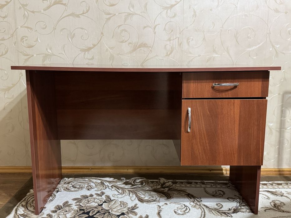 Офисный стол, в отличном состоянии.