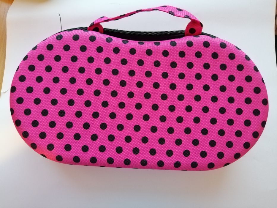 Кутия с цип за съхранение и транспортиране на сутиени